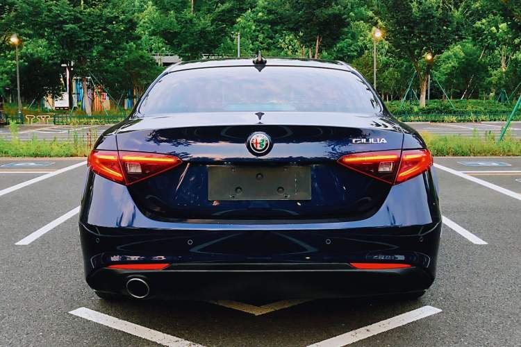 Used Alfa Romeo Giulia 2017 2.0T 200HP Luxury Edition Exterior 3