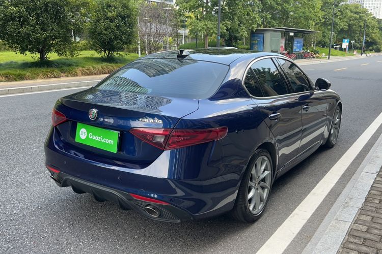 Used Alfa Romeo Giulia 2017 2.0T 200HP Luxury Edition Exterior 3