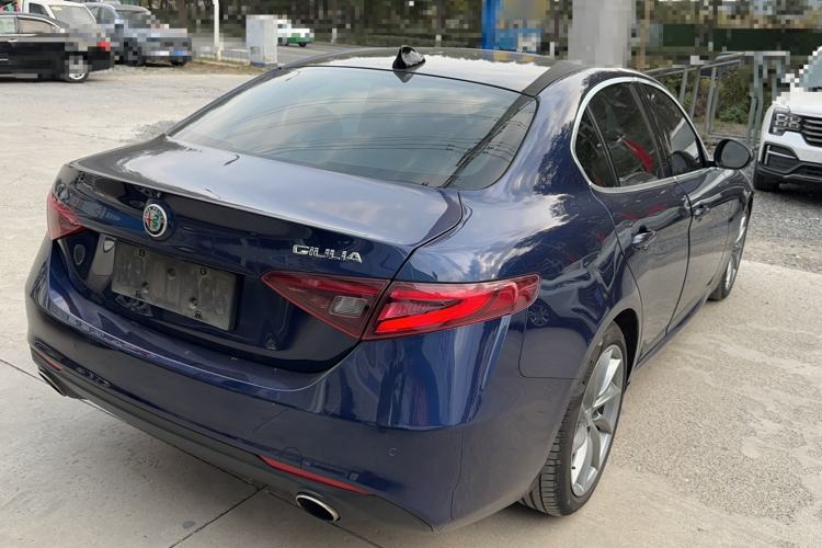 Used Alfa Romeo Giulia 2017 2.0T 280HP Luxury Edition Exterior 3