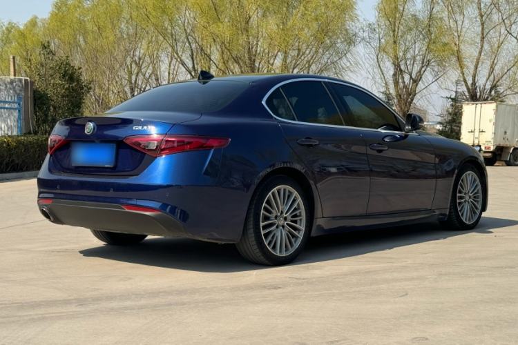 Used Alfa Romeo Giulia 2017 2.0T 200HP Luxury Edition Exterior 3