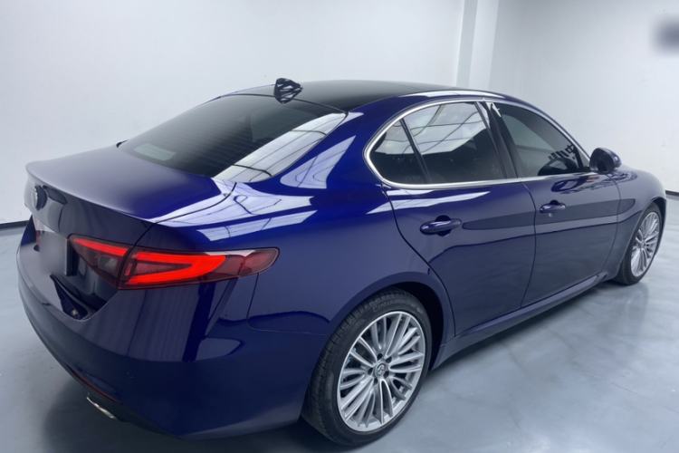 Used Alfa Romeo Giulia 2017 2.0T 280HP Luxury Edition Exterior 3
