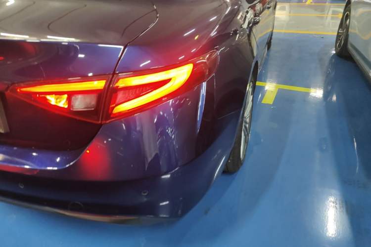 Used Alfa Romeo Giulia 2017 2.0T 200HP Luxury Edition Exterior 3