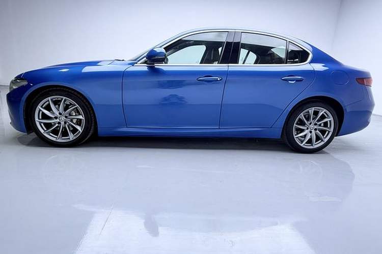 Used Alfa Romeo Giulia 2017 2.0T 200HP Luxury Edition Exterior 3