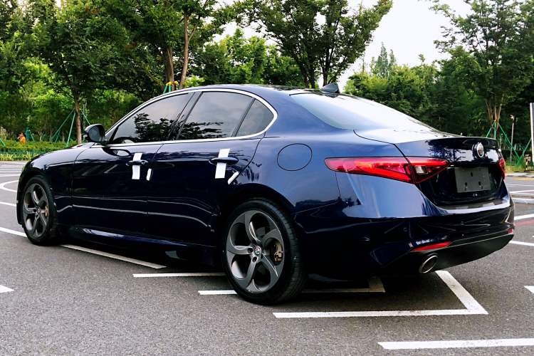 Used Alfa Romeo Giulia 2017 2.0T 200HP Luxury Edition Exterior 4
