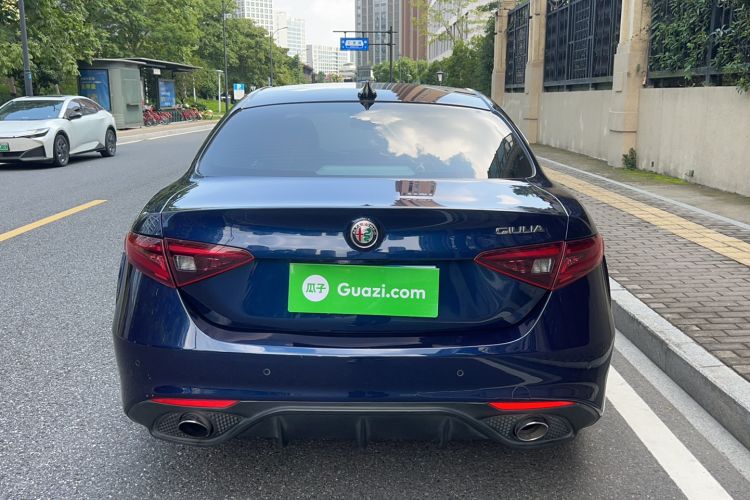 Used Alfa Romeo Giulia 2017 2.0T 200HP Luxury Edition Exterior 4