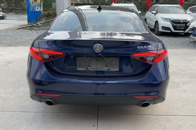 Used Alfa Romeo Giulia 2017 2.0T 280HP Luxury Edition Exterior 4