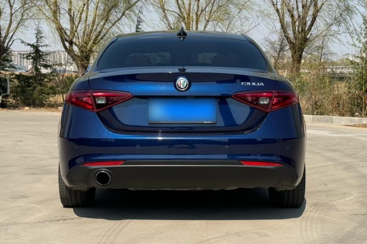 Used Alfa Romeo Giulia 2017 2.0T 200HP Luxury Edition Exterior 4