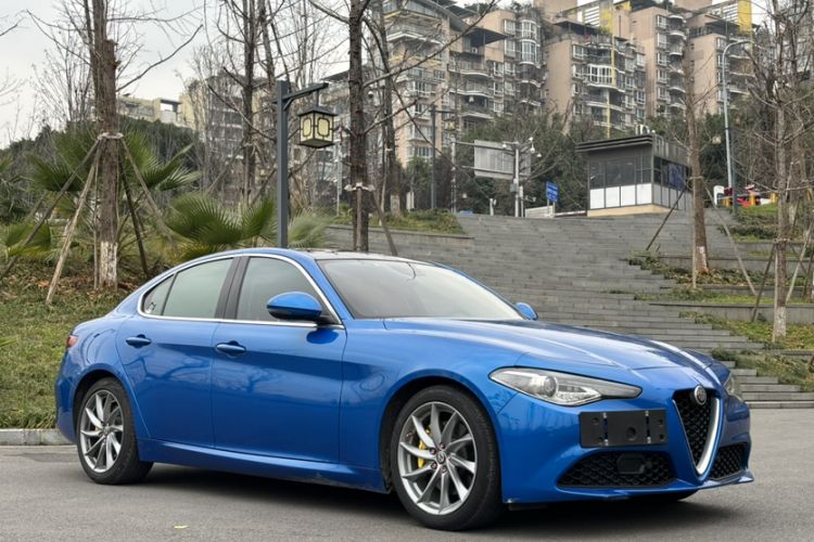 Used Alfa Romeo Giulia 2017 2.0T 280HP Luxury Edition Exterior 4