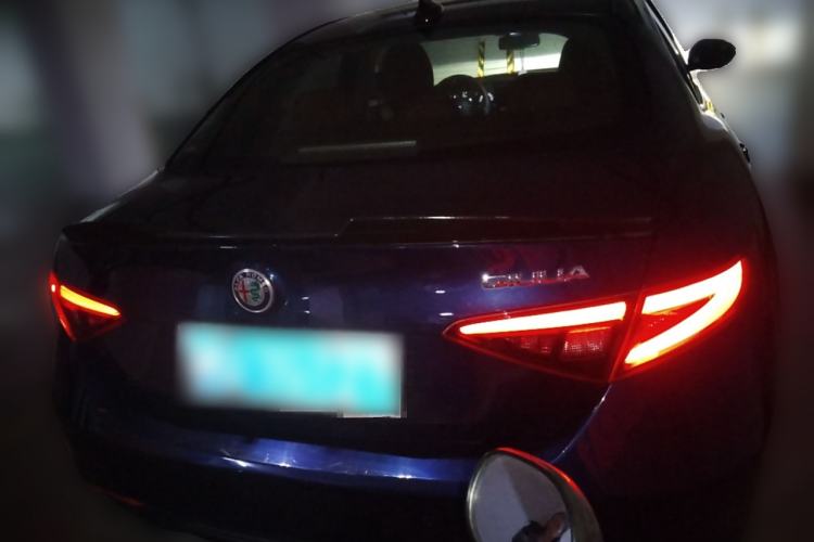 Used Alfa Romeo Giulia 2017 2.0T 200HP Luxury Edition Exterior 4