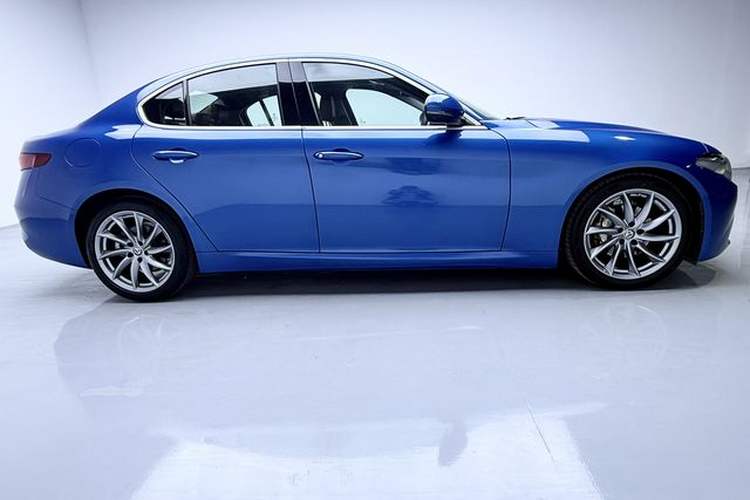 Used Alfa Romeo Giulia 2017 2.0T 200HP Luxury Edition Exterior 4
