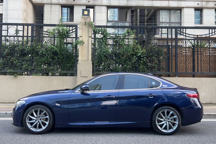 Used Alfa Romeo Giulia 2017 2.0T 200HP Luxury Edition Exterior 5
