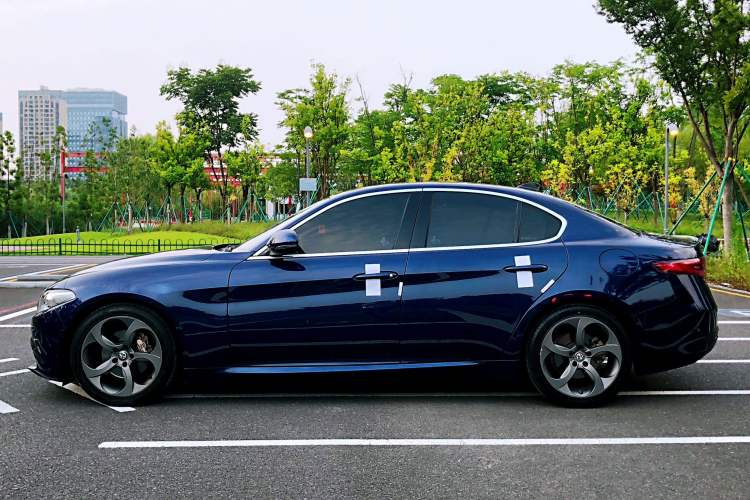 Used Alfa Romeo Giulia 2017 2.0T 200HP Luxury Edition Exterior 6