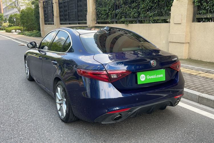 Used Alfa Romeo Giulia 2017 2.0T 200HP Luxury Edition Exterior 6