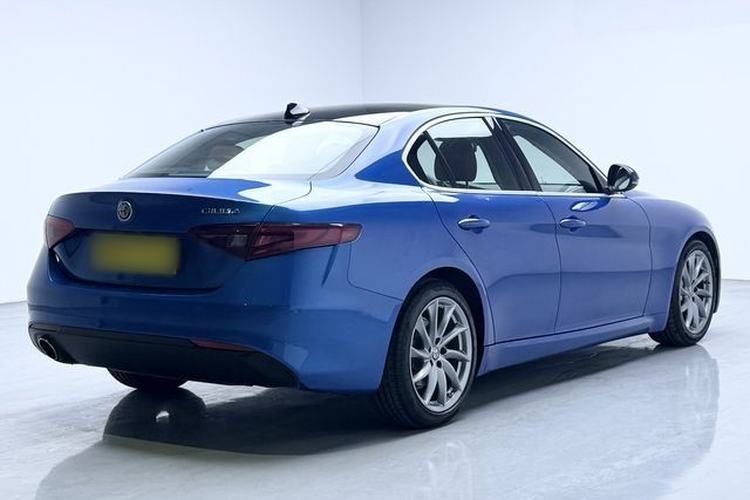 Used Alfa Romeo Giulia 2017 2.0T 200HP Luxury Edition Exterior 7