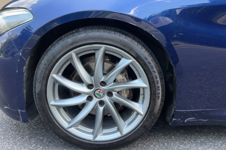Used Alfa Romeo Giulia 2017 2.0T 200HP Luxury Edition Exterior 9