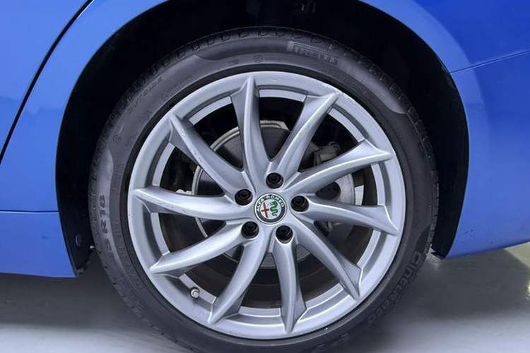 Used Alfa Romeo Giulia 2017 2.0T 200HP Luxury Edition Exterior 9