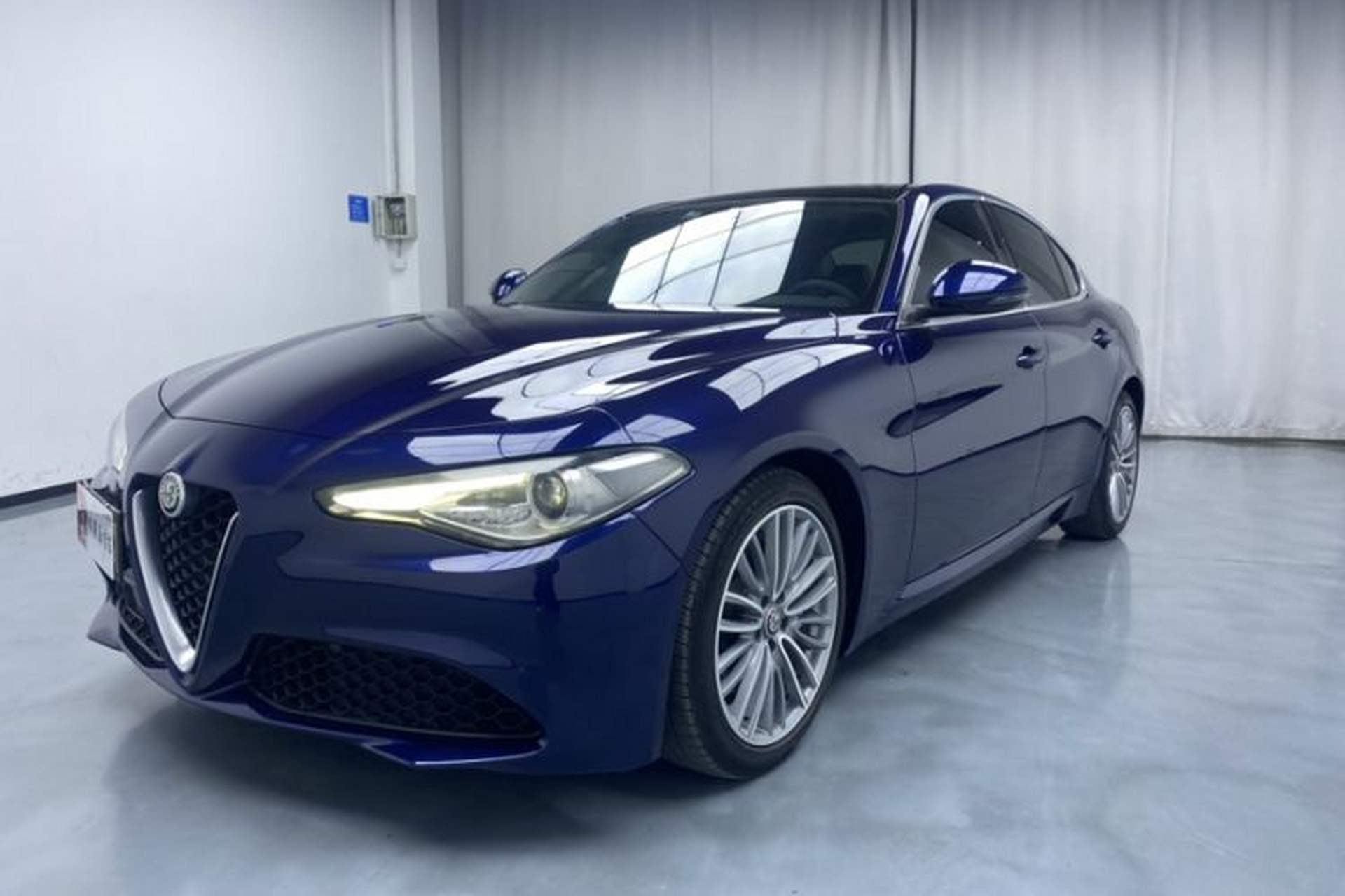 Used Alfa Romeo Giulia 2017 2.0T 280HP Luxury Edition Front Left 45 Deg