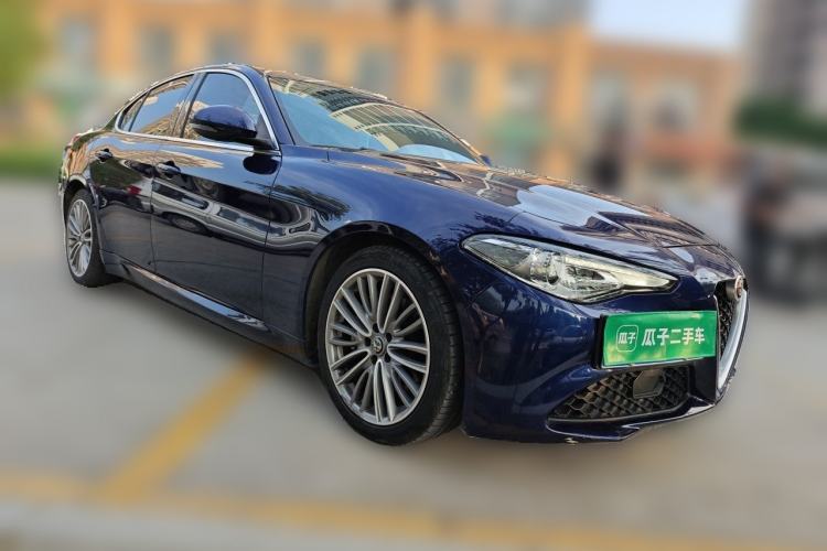 Used Alfa Romeo Giulia 2017 2.0T 280HP Luxury Edition Front Right 45 Deg