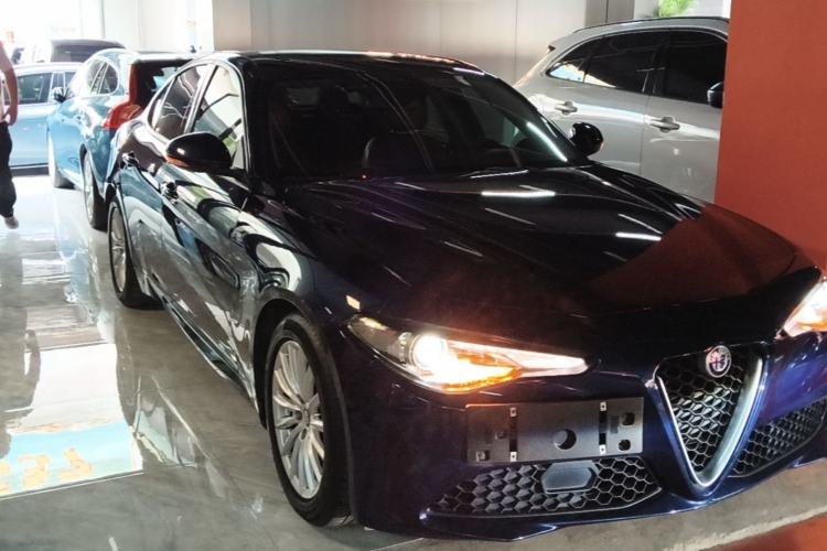 Used Alfa Romeo Giulia 2017 2.0T 200HP Elite Edition Front Right 45 Deg