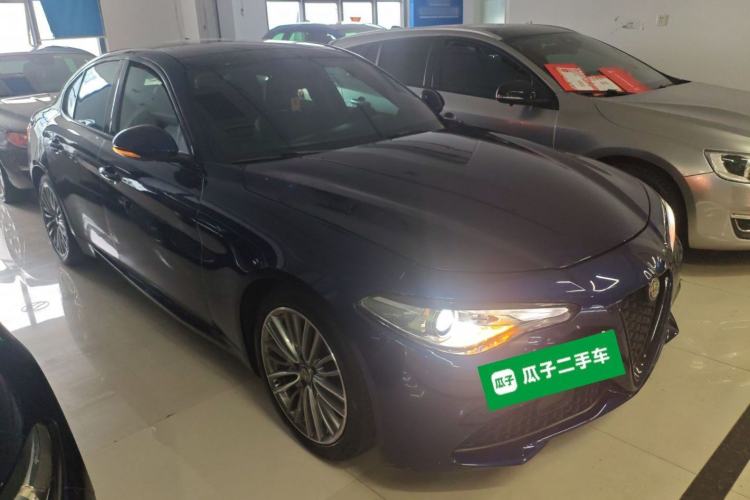 Used Alfa Romeo Giulia 2017 2.0T 280HP Luxury Edition Front Right 45 Deg