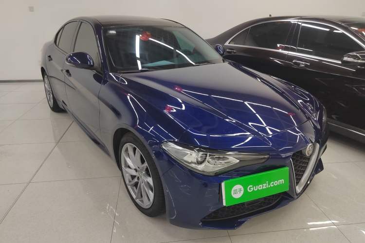 Used Alfa Romeo Giulia 2017 2.0T 280HP Luxury Edition Front Right 45 Deg
