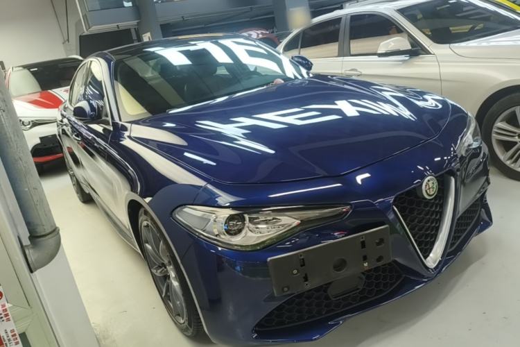 Used Alfa Romeo Giulia 2017 2.0T 200HP Luxury Edition Front Right 45 Deg
