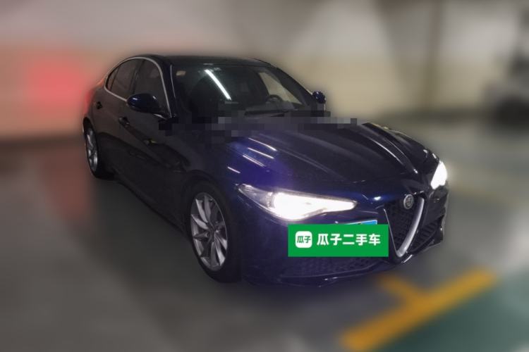 Used Alfa Romeo Giulia 2017 2.0T 280HP Luxury Edition Front Right 45 Deg