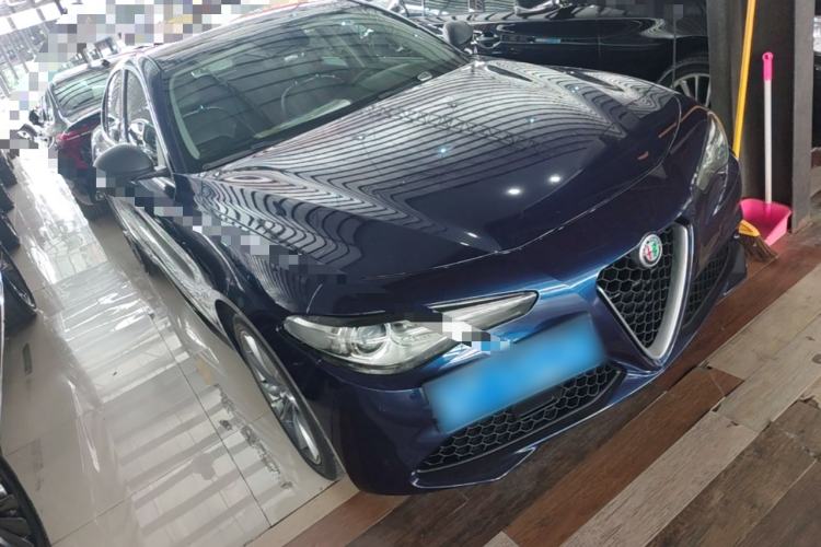 Used Alfa Romeo Giulia 2017 2.0T 200HP Luxury Edition Front Right 45 Deg