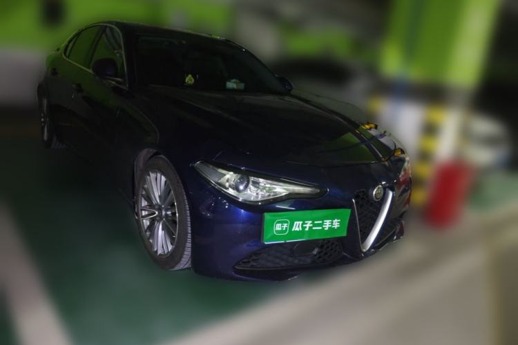Used Alfa Romeo Giulia 2017 2.0T 280HP Luxury Edition Front Right 45 Deg
