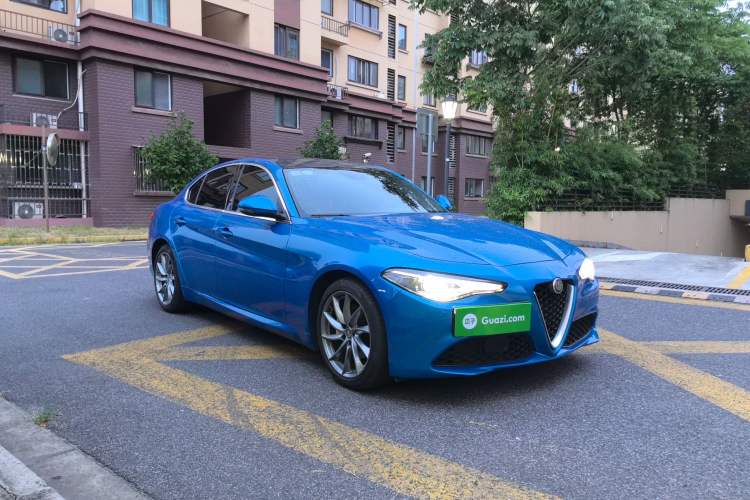 Used Alfa Romeo Giulia 2017 2.0T 200HP Luxury Edition Front Right 45 Deg