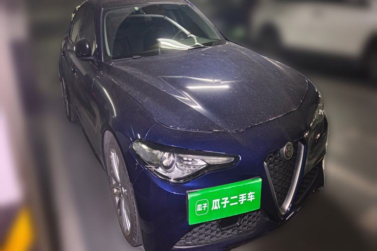 Used Alfa Romeo Giulia 2017 2.0T 280HP Luxury Edition Front Right 45 Deg