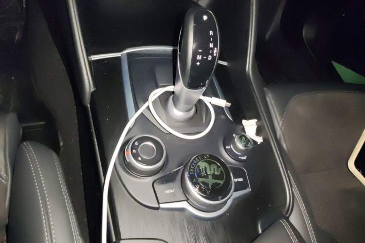 Used Alfa Romeo Giulia 2017 2.0T 280HP Luxury Edition Gear Lever