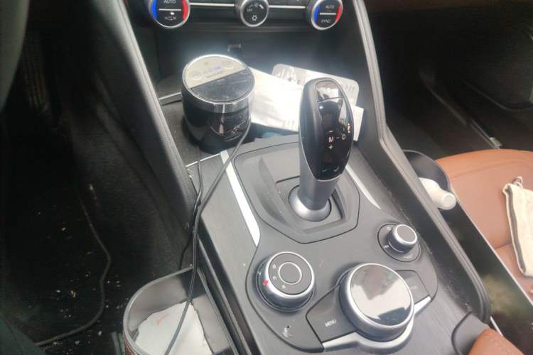 Used Alfa Romeo Giulia 2017 2.0T 200HP Luxury Edition Gear Lever