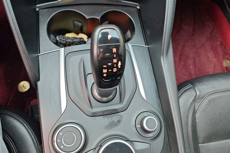 Used Alfa Romeo Giulia 2017 2.0T 280HP Luxury Edition Gear Lever
