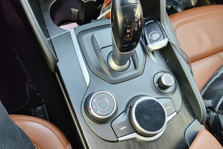 Used Alfa Romeo Giulia 2017 2.0T 280HP Luxury Edition Gear Lever