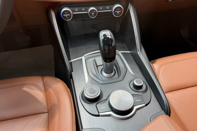 Used Alfa Romeo Giulia 2017 2.0T 200HP Elite Edition Gear Lever