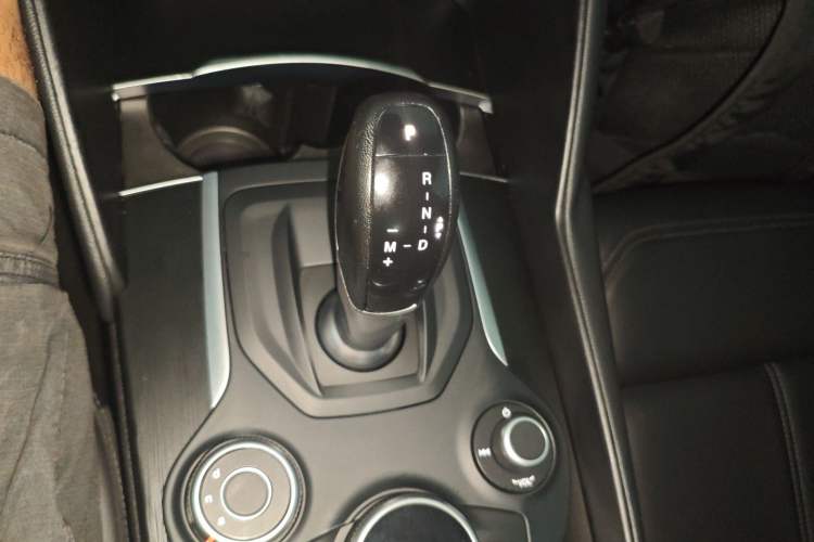 Used Alfa Romeo Giulia 2017 2.0T 280HP Luxury Edition Gear Lever