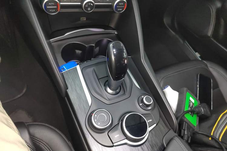 Used Alfa Romeo Giulia 2017 2.0T 280HP Luxury Edition Gear Lever