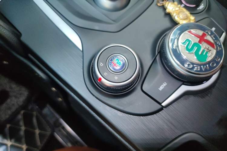 Used Alfa Romeo Giulia 2017 2.0T 200HP Luxury Edition Gear Lever