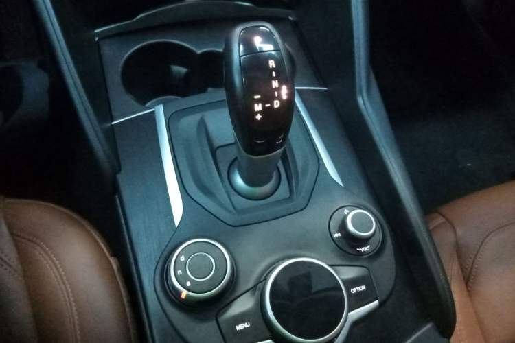 Used Alfa Romeo Giulia 2017 2.0T 280HP Luxury Edition Gear Lever