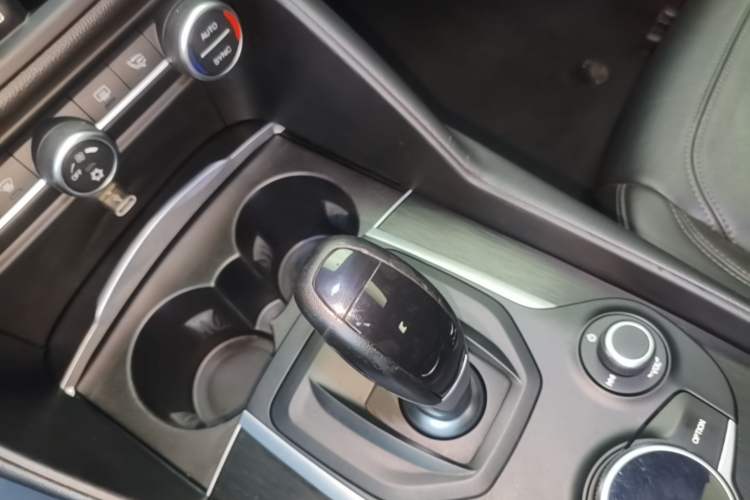Used Alfa Romeo Giulia 2017 2.0T 200HP Luxury Edition Gear Lever