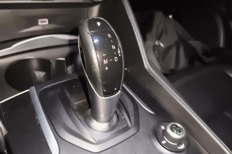 Used Alfa Romeo Giulia 2017 2.0T 280HP Luxury Edition Gear Lever