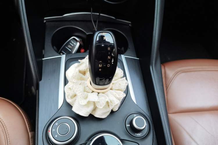 Used Alfa Romeo Giulia 2017 2.0T 200HP Elite Edition Gear Lever
