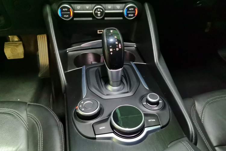Used Alfa Romeo Giulia 2017 2.0T 280HP Luxury Edition Gear Lever