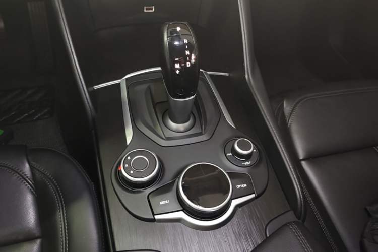 Used Alfa Romeo Giulia 2017 2.0T 200HP Luxury Edition Gear Lever