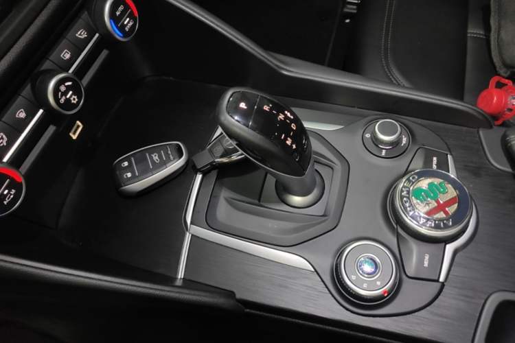 Used Alfa Romeo Giulia 2017 2.0T 200HP Luxury Edition Gear Lever
