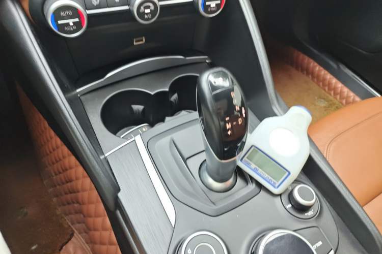 Used Alfa Romeo Giulia 2017 2.0T 280HP Luxury Edition Gear Lever