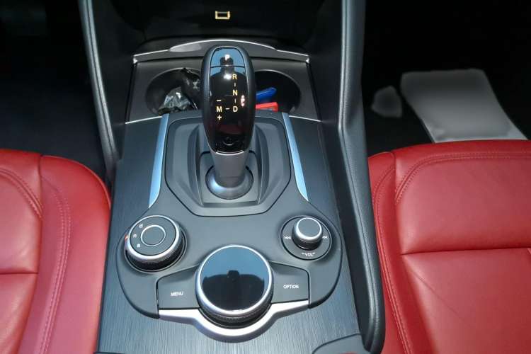 Used Alfa Romeo Giulia 2017 2.0T 200HP Luxury Edition Gear Lever