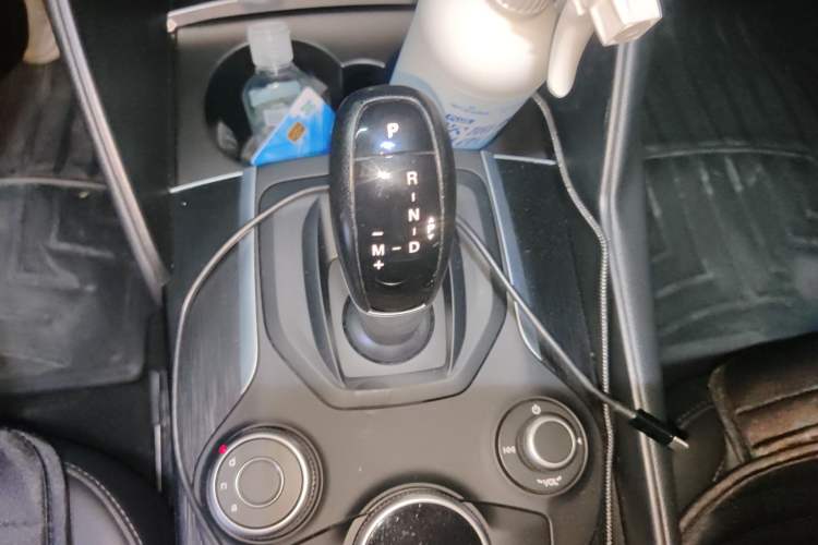 Used Alfa Romeo Giulia 2017 2.0T 280HP Luxury Edition Gear Lever
