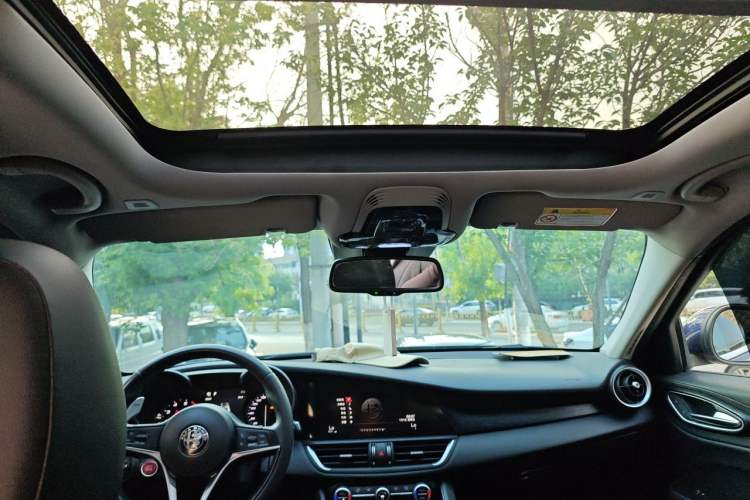 Used Alfa Romeo Giulia 2017 2.0T 280HP Luxury Edition Headliner